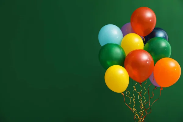 Bando de balões brilhantes sobre fundo de cor, espaço para texto. Tempo de celebração — Fotografia de Stock