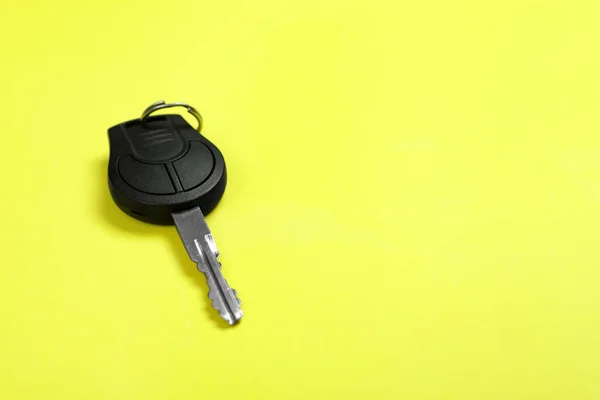 Autoschlüssel auf farbigem Hintergrund. Raum für Text — Stockfoto