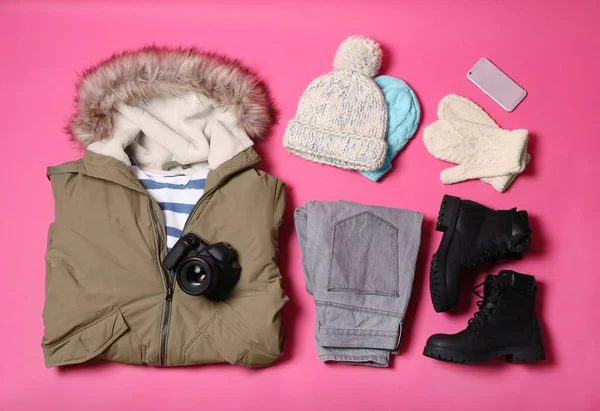 Flache Zusammensetzung mit warmer Kleidung für den Winterurlaub auf farbigem Hintergrund — Stockfoto