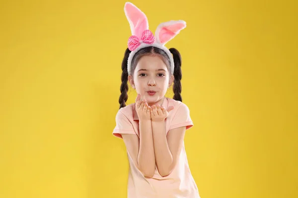 Portret van het meisje in Easter bunny oren hoofdband op kleur achtergrond — Stockfoto