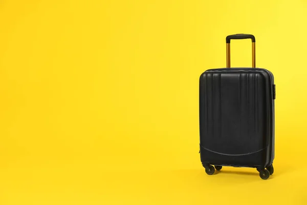 Stilvoller Koffer auf farbigem Hintergrund. Raum für Text — Stockfoto