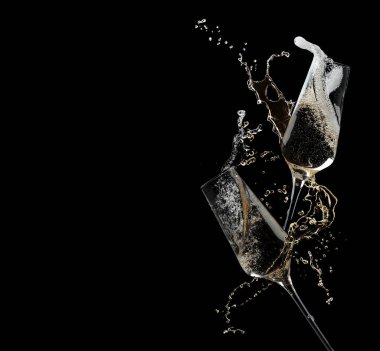 Şampanya gözlükleri birlikte clinking ve siyah arka plan üzerinde sıçrama, metin için alan