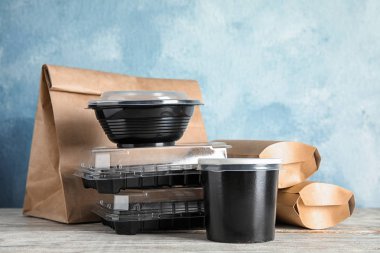 Tablo çeşitli paket kapsayıcılarında. Gıda dağıtım hizmeti