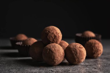Gri masada lezzetli çiğ çikolata truffles