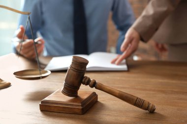 Ofisteki masada çalışan noterler, Yargıç Gavel 'e odaklanın. Hukuk ve adalet konsepti