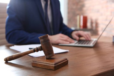 Masada dizüstü bilgisayar ile noter çalışma, Gavel odaklanmak. Hukuk ve adalet konsepti