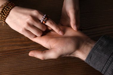 Masadaki adamın palmiye üzerinde chiromancer okuma hatları, çekim