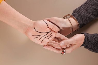 Renk arka plan karşı kadın palmiye üzerinde chiromancer okuma hatları, üst görünüm