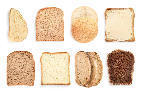 Φέτες φρέσκου ψωμιού σε λευκό φόντο, κορυφή θέα — Φωτογραφία Αρχείου