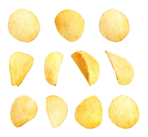 Uppsättning av välsmakande räfflade chips på vit bakgrund — Stockfoto