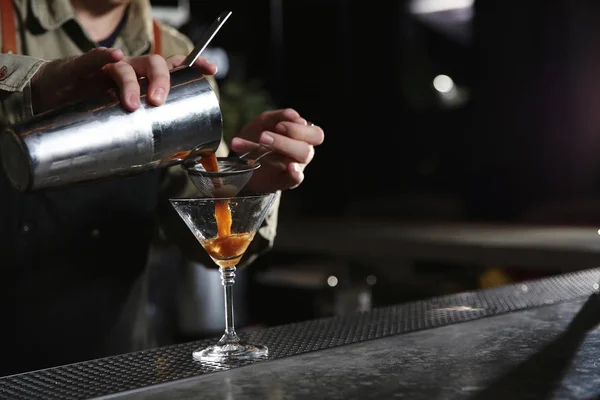 Bartendern hälla martini espresso cocktail i glas vid disken, närbild. Utrymme för text — Stockfoto