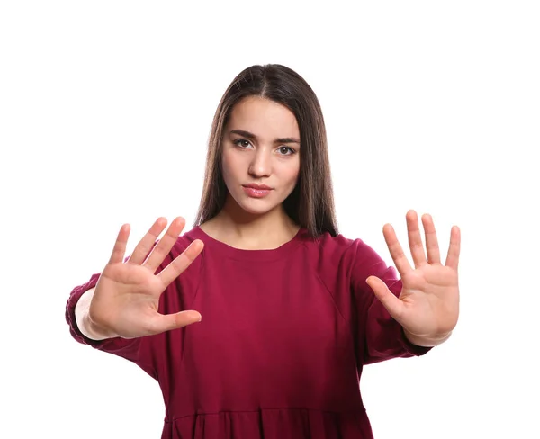 Frau zeigt Stopp-Geste in Gebärdensprache auf weißem Hintergrund — Stockfoto