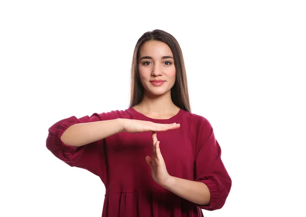 Kvinna som visar timeout-gest i teckenspråk på vit bakgrund — Stockfoto