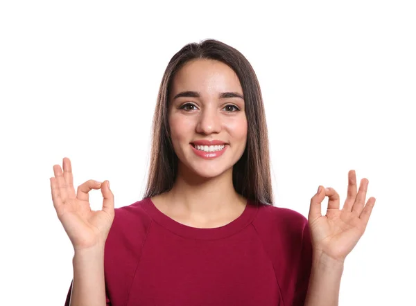 Kvinna som visar OK gest på teckenspråk på vit bakgrund — Stockfoto