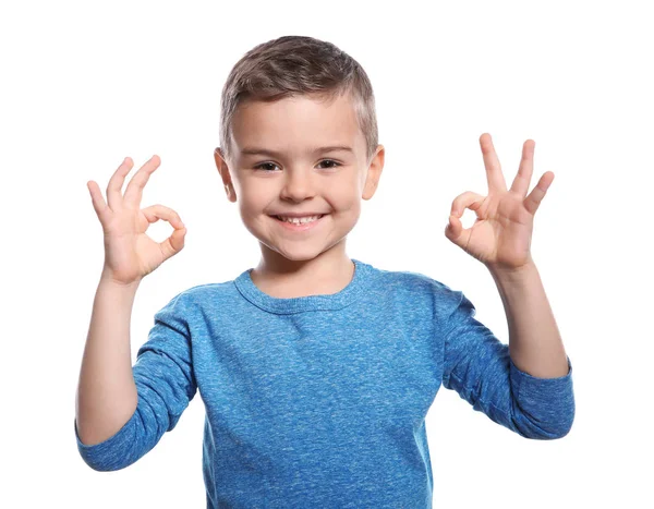 Ragazzino che mostra OK gesto nel linguaggio dei segni su sfondo bianco — Foto Stock