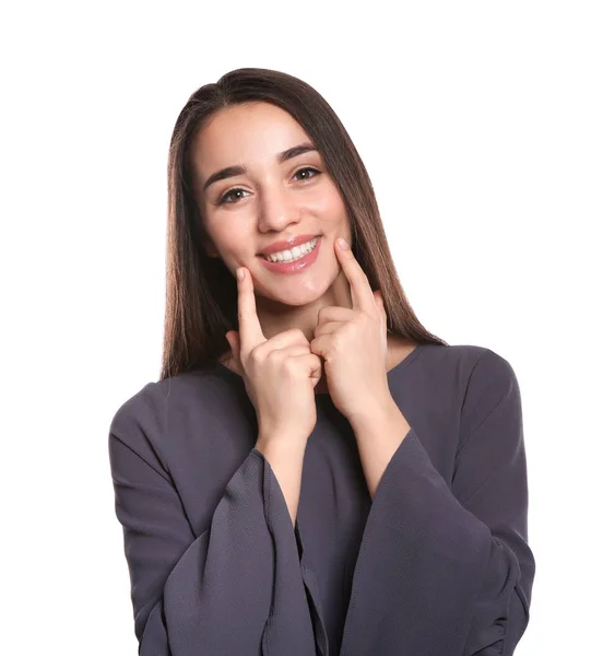 Mulher mostrando gesto de LAUGH em linguagem de sinais em fundo branco — Fotografia de Stock