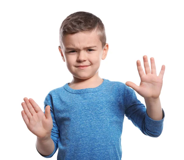 Beyaz arka planda işaret dilinde stop jest gösteren küçük çocuk — Stok fotoğraf