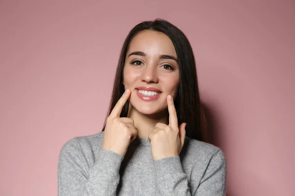 Mulher mostrando gesto de LAUGH em linguagem de sinais sobre fundo de cor — Fotografia de Stock