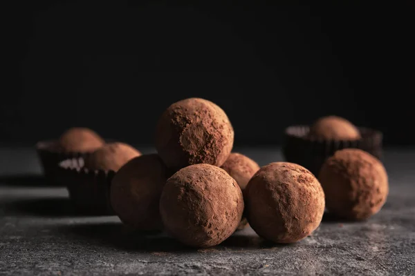 Вкусные сырые шоколадные трюфели на сером столе — стоковое фото