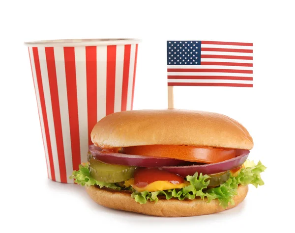 Бургер з США прапор і випити на білому фоні. Традиційної американської кухні — стокове фото
