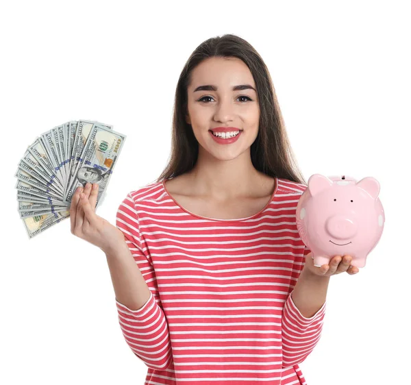 お金と貯金箱ホワイト バック グラウンドで幸せな若い女の肖像 — ストック写真