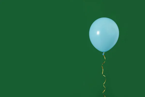Heller Ballon auf farbigem Hintergrund, Platz für Text. Zeit zum Feiern — Stockfoto
