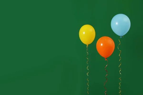 Heldere ballonnen op kleur achtergrond, ruimte voor tekst. De tijd van de viering — Stockfoto