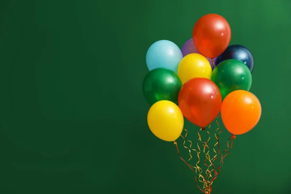 Stelletje heldere ballonnen op kleur achtergrond, ruimte voor tekst. De tijd van de viering — Stockfoto