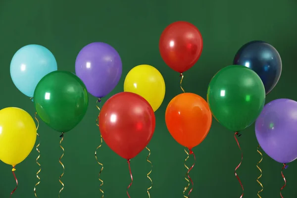 Φωτεινά μπαλόνια στο χρώμα φόντο. Ώρα εορτασμού — Φωτογραφία Αρχείου