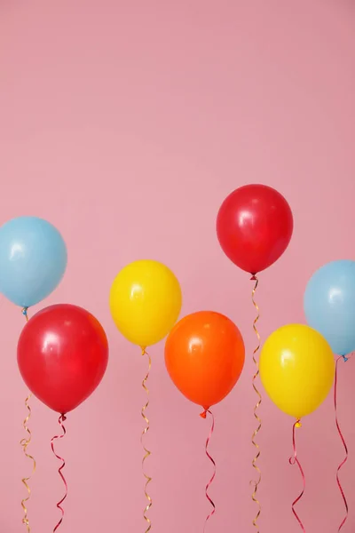 Ballons lumineux sur fond de couleur. Temps de célébration — Photo