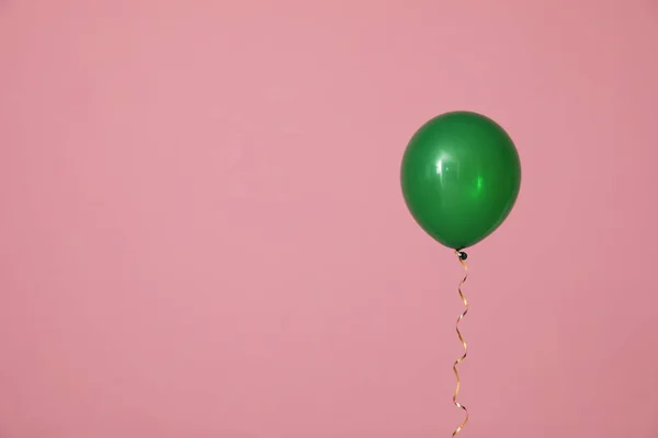 Balão brilhante sobre fundo de cor, espaço para texto. Tempo de celebração — Fotografia de Stock