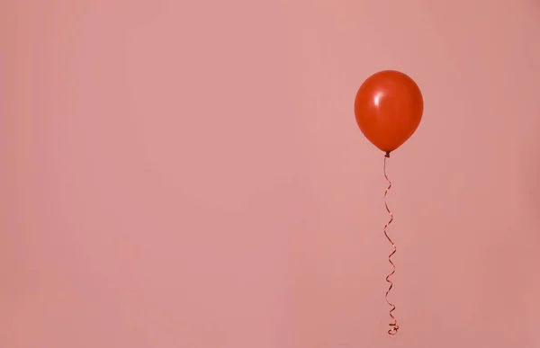 Balão brilhante sobre fundo de cor, espaço para texto. Tempo de celebração — Fotografia de Stock