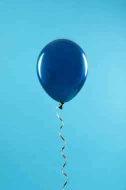 Renkli arka planda parlak balon. Kutlama zamanı