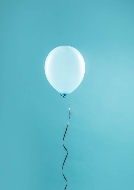 Renkli arka planda parlak balon. Kutlama zamanı