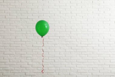 Tuğla duvara yakın parlak balon, metin için alan. Kutlama zamanı