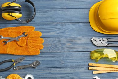 Renkli ahşap arka planda metin için farklı İnşaat araçları ve alan ile düz yatıyordu kompozisyon