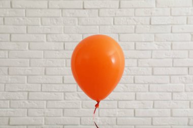 Tuğla duvara yakın parlak balon. Kutlama zamanı