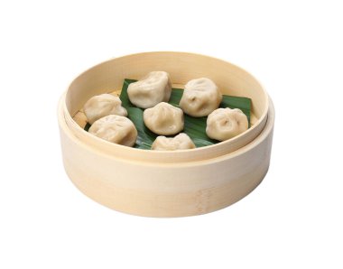Beyaz arka planda yaprakları ve lezzetli baozi köfte ile bambu gemi