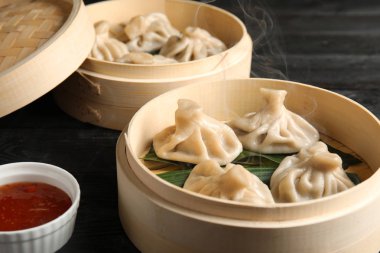 Bambu vapurları lezzetli baozi köfte ve kase masada sos ile