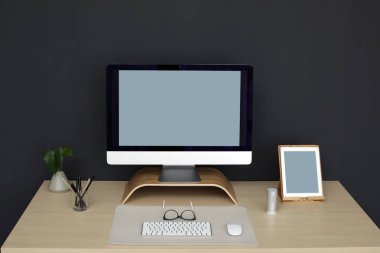 Modern işyeri iç tablo üzerindeki bir bilgisayarla. Metin için yer