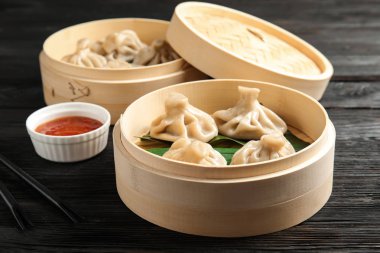 Bambu vapur yaprakları ve lezzetli baozi köfte tablo ile
