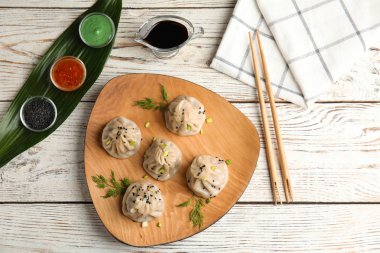 Plaka ile düz yatıyordu bileşimi lezzetli baozi köfte ve soslar Beyaz ahşap tablo