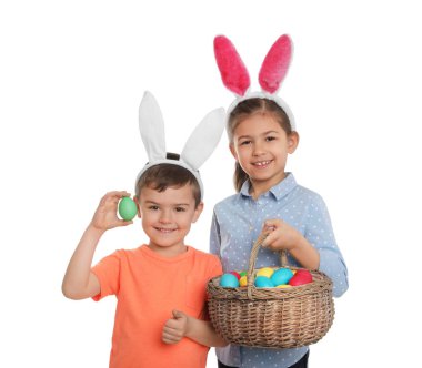 Tavşan kulakları headbands sevimli çocuklar beyaz arka planda Paskalya yumurtaları ile sepeti tutarak