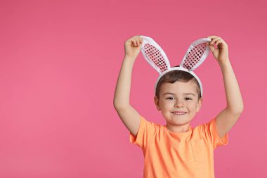Paskalya bunny kulaklar kafa bandı renk arka plan, metin için yer üzerinde küçük çocuk portresi