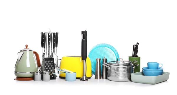 Conjunto de utensílios de cozinha limpos, pratos, utensílios e aparelhos isolados a branco — Fotografia de Stock