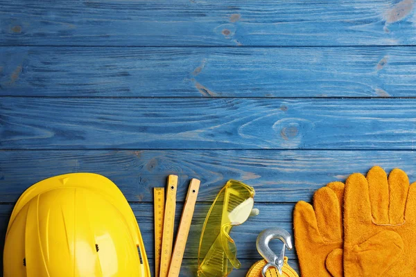 Composición plana con diferentes herramientas de construcción y espacio para texto sobre fondo de madera de color —  Fotos de Stock