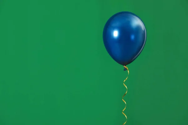 Φωτεινό μπαλόνι στο φόντο χρώματος, Χώρος για κείμενο. Ώρα εορτασμού — Φωτογραφία Αρχείου