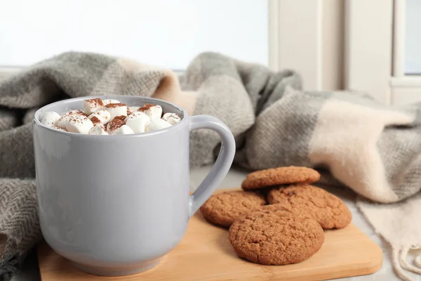 Komposition mit einer Tasse Kakao und Keksen auf der Fensterbank. Wintergetränk — Stockfoto