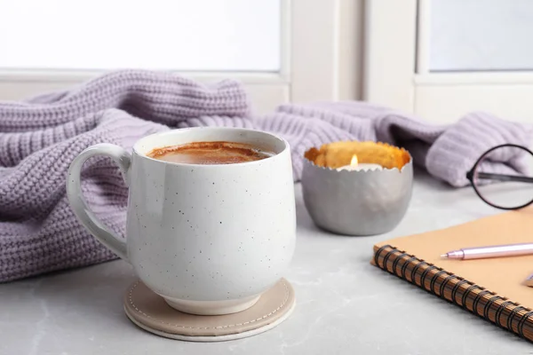 Samenstelling met kop van hete chocolade en notitieboekje op Sill. Winter drinken — Stockfoto