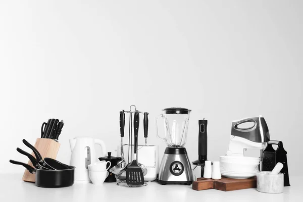 Sada čistých nádobí, nádobí, nástrojů a zařízení izolovaných na bílém — Stock fotografie